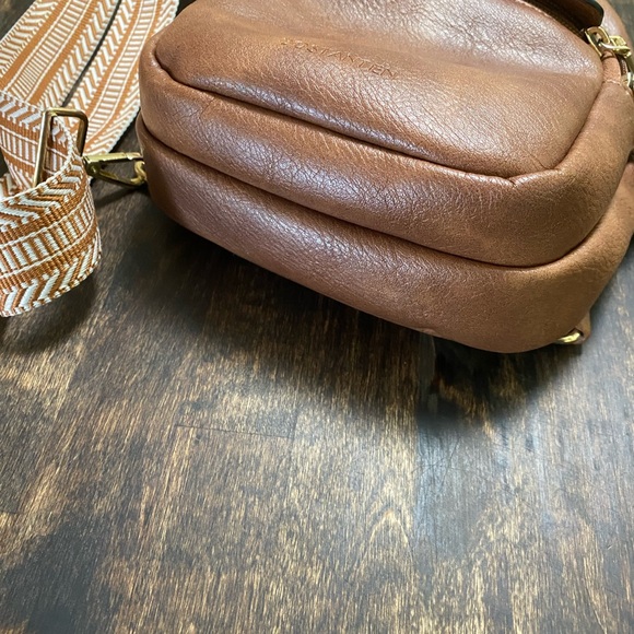 Bostaten Leather Crossbody Bag - Picture 4 of 13